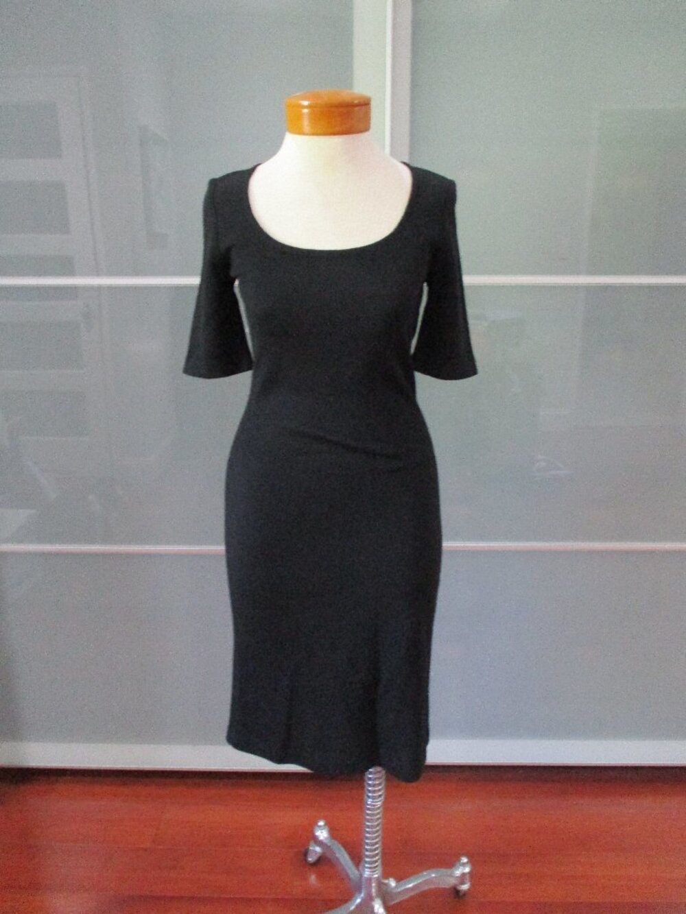 St. John Caviar Scoop Neck Short Sleeve Knit Midi Dress